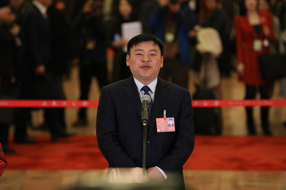 看两会首次代表通道走出新时代气质