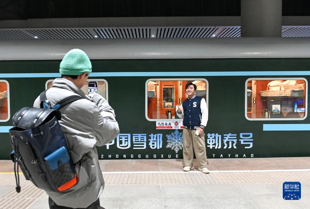 新疆開行“中國雪都·阿勒泰號”冰雪遊旅客列車