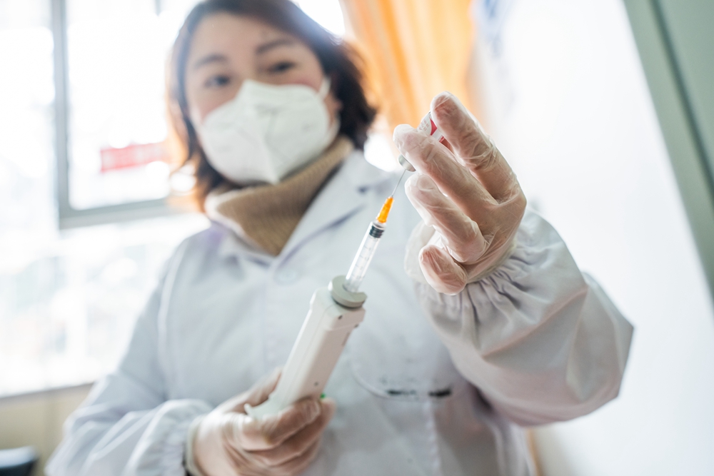 贵州毕节启动吸入式新冠疫苗接种_fororder_2022年12月29日，贵州省毕节市疾病预防控制中心，医护人员正在准备吸入式新冠疫苗药品。 (3)