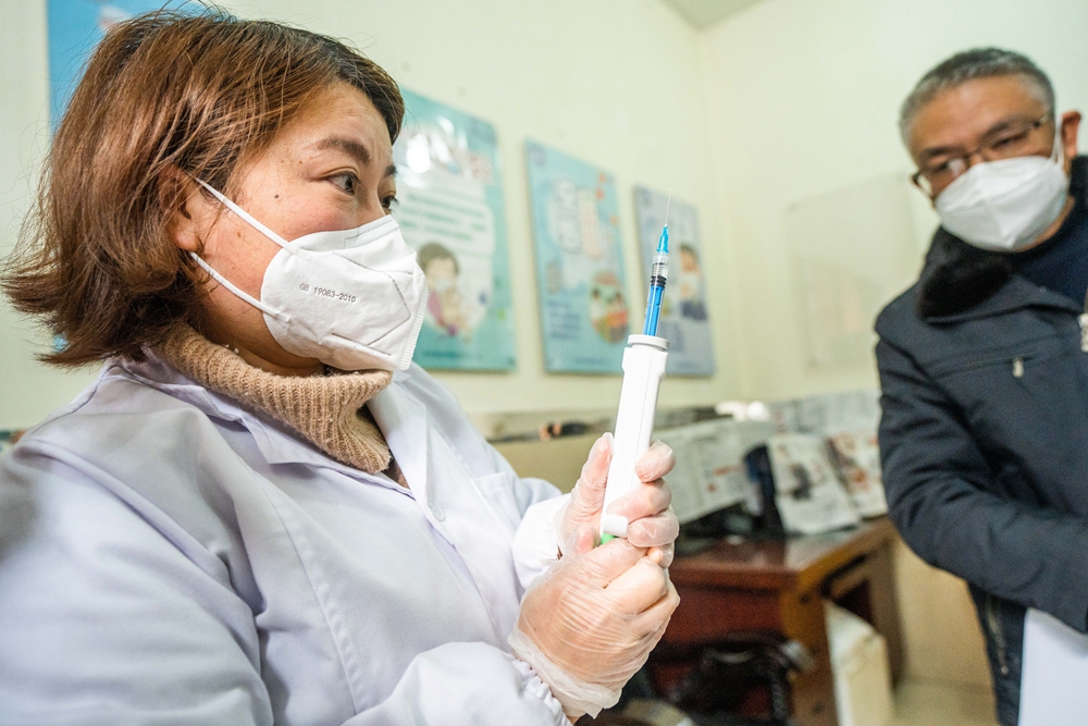贵州毕节启动吸入式新冠疫苗接种_fororder_2022年12月29日，贵州省毕节市疾病预防控制中心，医护人员正在准备吸入式新冠疫苗药品。 (4)