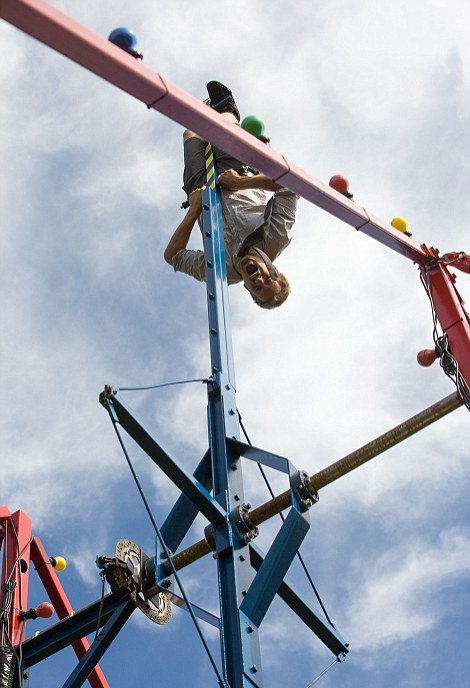 英牛人父亲为儿子建360°旋转秋千(组图)