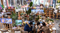 重庆：文创街区春节假期人气旺
