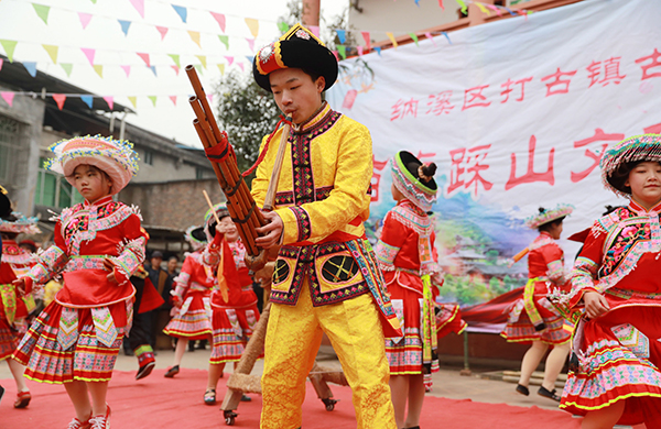 四川纳溪：苗族同胞“踩花山”贺新年_fororder_微信图片_20230128143911