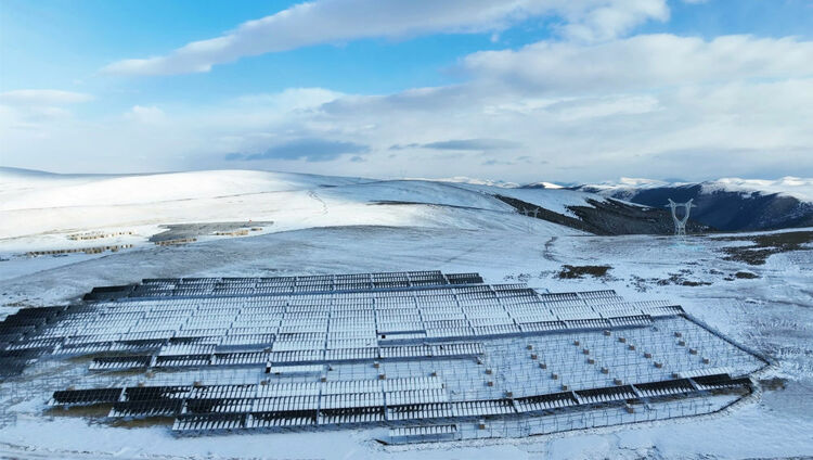 新春走基層|奮戰海拔4600米——全球最大水光互補項目柯拉光伏電站施工現場見聞