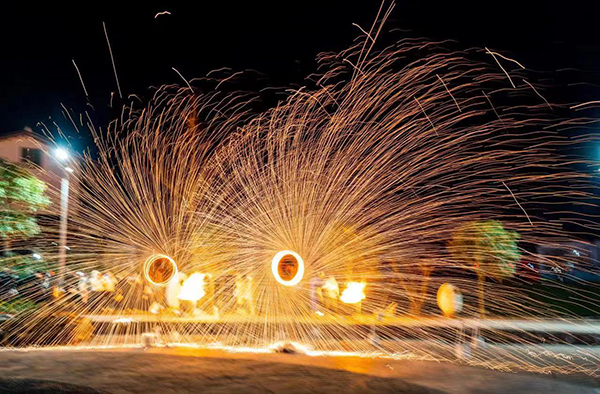 广元：春节旅游门票收入1283.67万元_fororder_昭化古城的非遗绝技“打铁花”展演