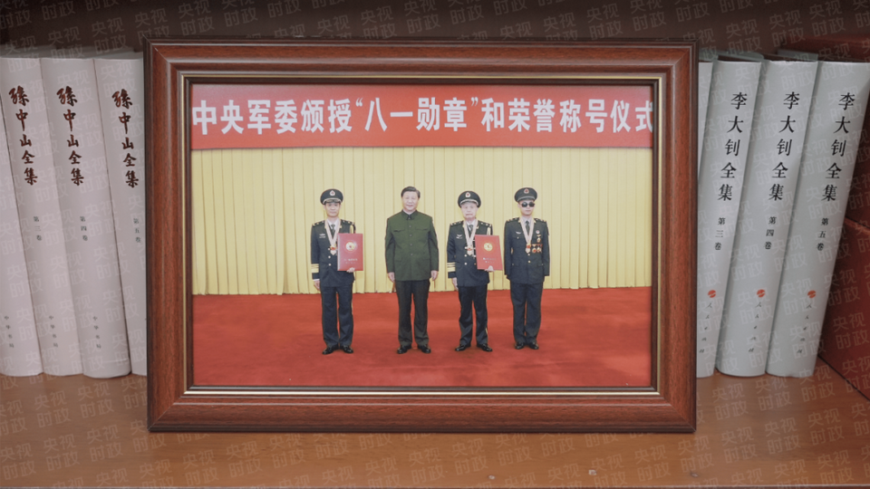 习近平总书记向"八一勋章"获得者颁授勋章和证书,向获得荣誉称号的
