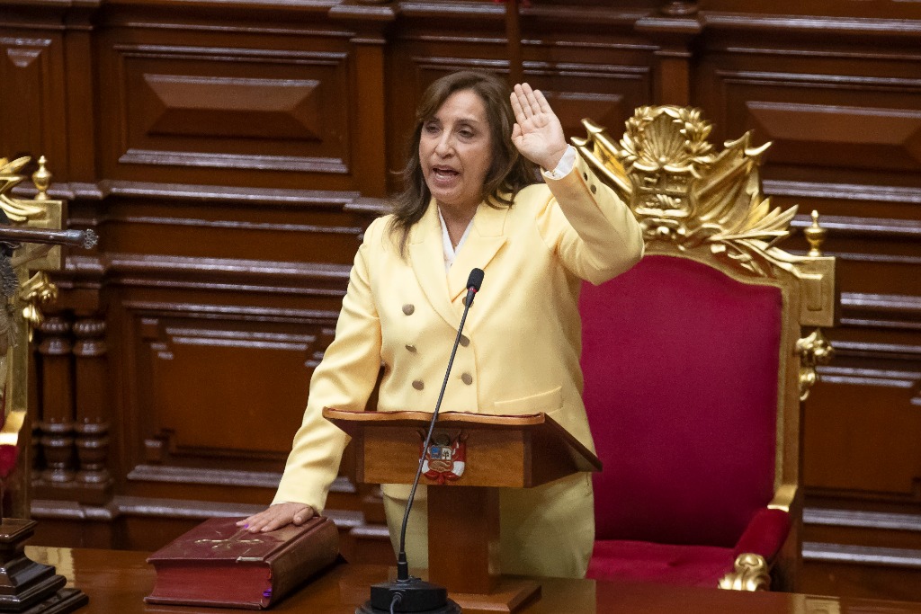 把选举提前至年底能帮助秘鲁"摆脱现在所处的泥潭".明显让步