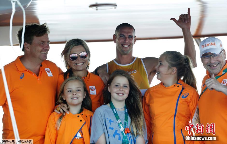 荷兰国王携王后与三名小公主观看奥运比赛