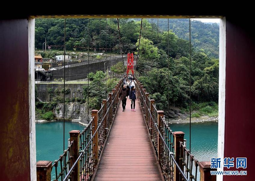 3月4日，游客站在乌来吊桥上欣赏美景。 新华社记者 岳月伟摄