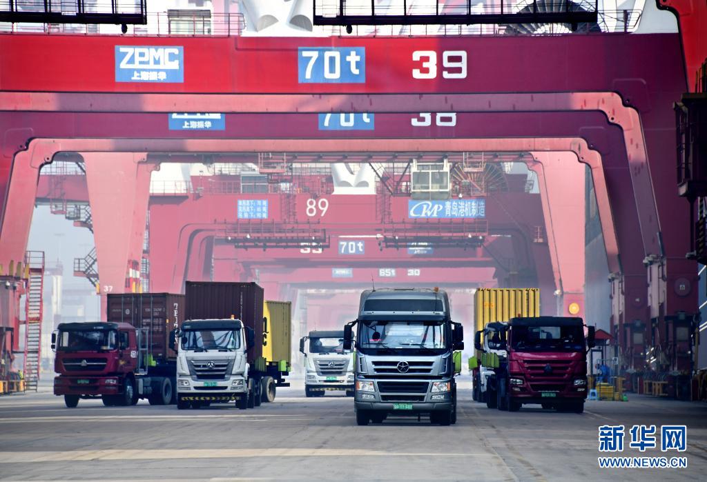 山东港口青岛港：大船频靠装卸忙