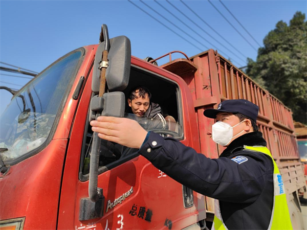 重慶南岸警方“警心警力”助力復工復産_fororder_圖片1