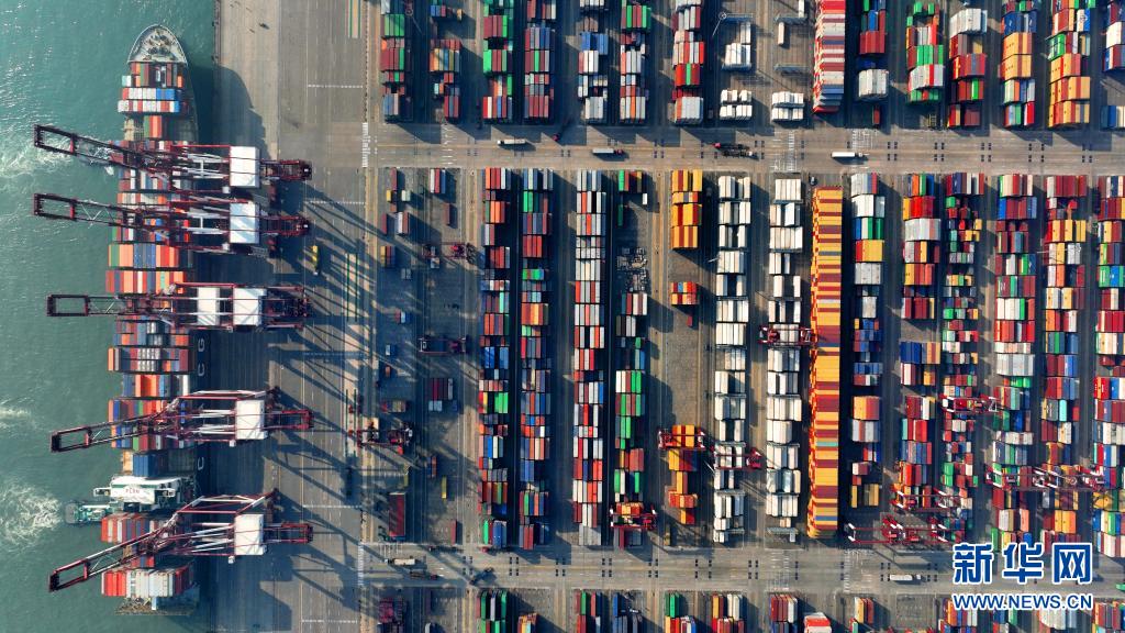 山东港口青岛港：大船频靠装卸忙