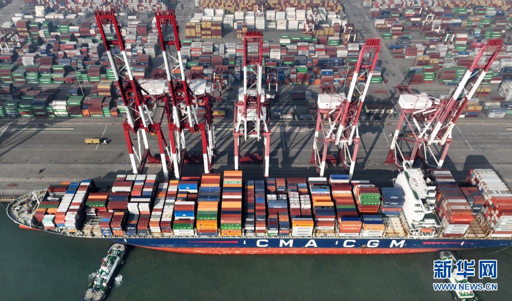 山东港口青岛港：大船频靠装卸忙