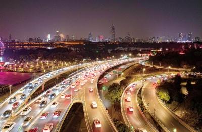 南京：車水馬龍展現城市活力