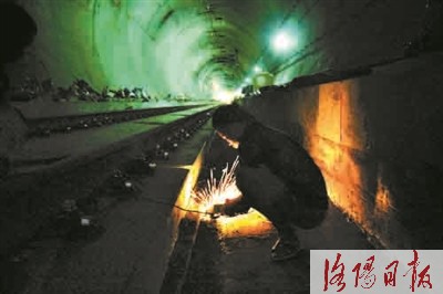 遇水不架桥 钻地建隧道 洛阳力量助中国铁路“穿江越洋”