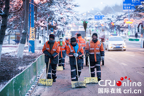 【原创】长春全城清雪场面大 千余台清雪车万余人齐上阵