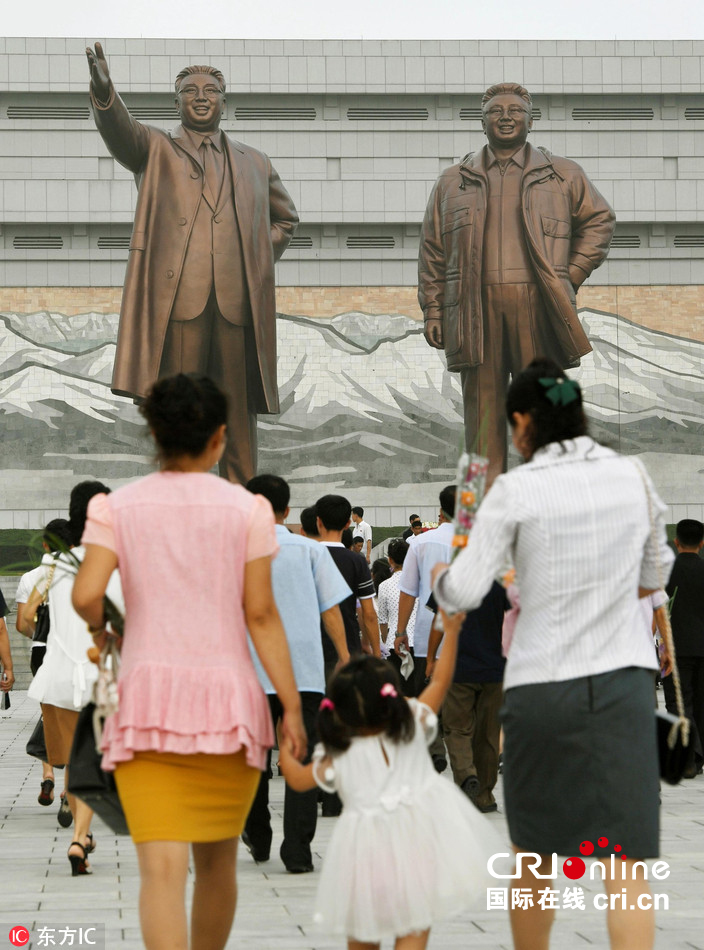 当地时间2016年8月15日,朝鲜平壤,朝鲜士兵前往万寿台,向金日成和