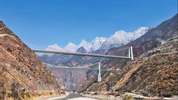 云南丽香高速公路、铁路双桥巨龙跨江