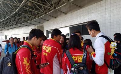 帅哥围绕!孙杨晒照启程归国与傅园慧有说有笑