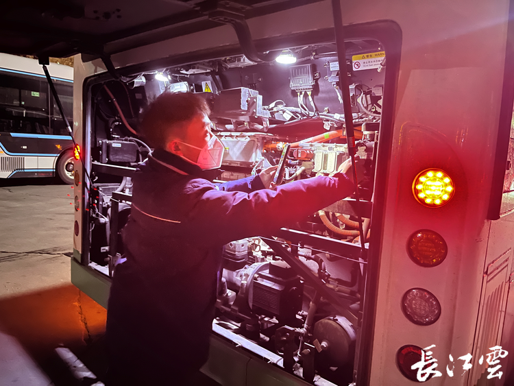新春走基层|武汉公交90后司机迎接新年第一缕阳光