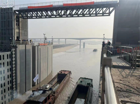 中建港航局引江济淮枞阳船闸项目顺利完成试通航节点