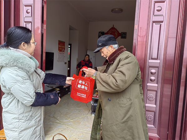 重慶市大足區三驅鎮向高齡老人發放防疫健康包_fororder_圖片1
