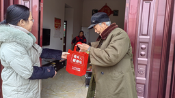 重庆市大足区三驱镇向高龄老人发放防疫健康包