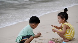 海南三亚：海滩人头攒动