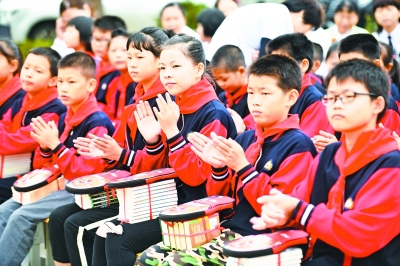 武漢新洲賀橋小學101名孩子喜進“電腦教室”