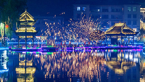 2富顺县西湖景区夜景(非物质文化"打铁花")(供图-富顺县委宣传部)