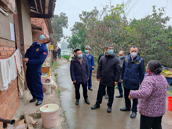 调研现场肖冰东一行先后走访了大安街道周家冲小区,新