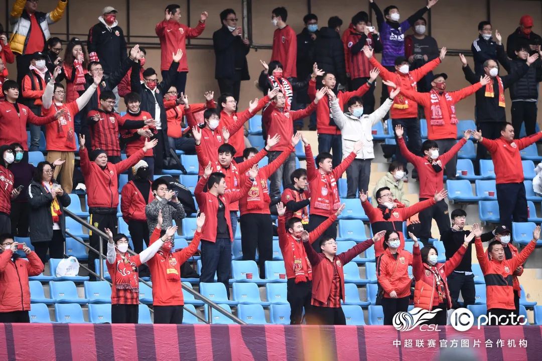 【热点新闻】足协杯8强赛首回合上海海港4：0大胜