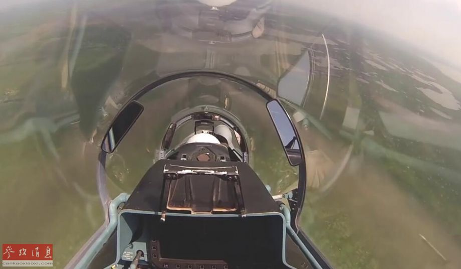 俄苏27克里米亚上空打导弹