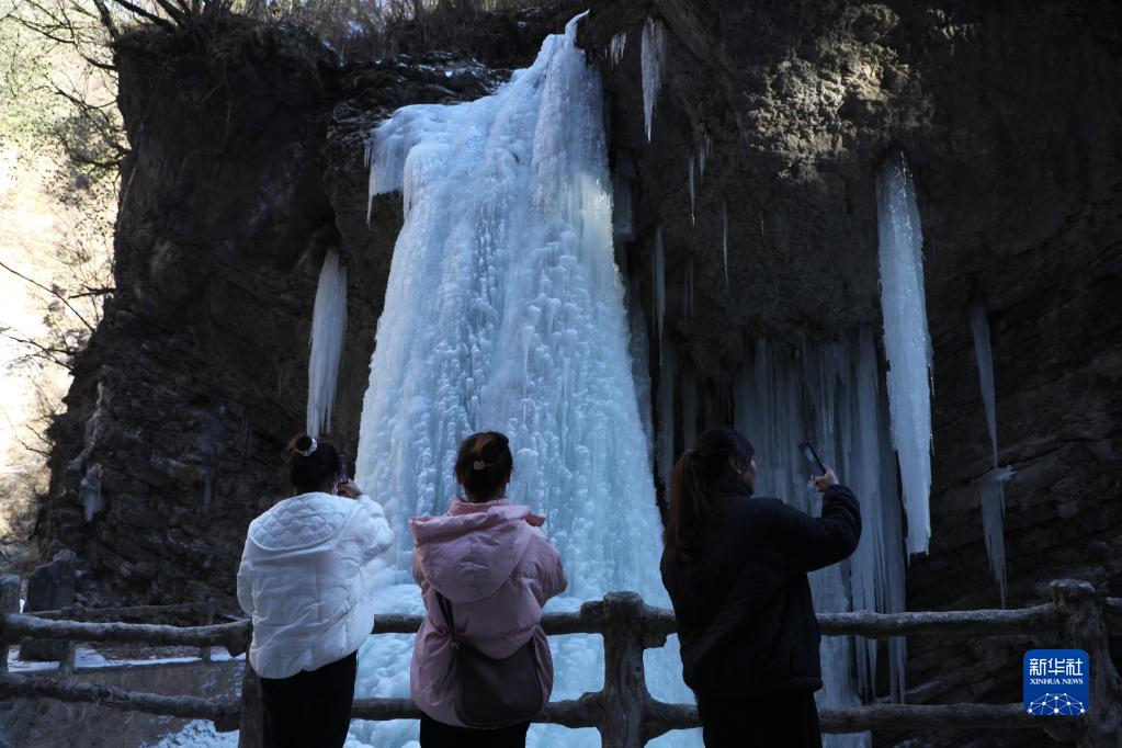 甘肅宕昌：賞冰玩雪冬遊“熱”