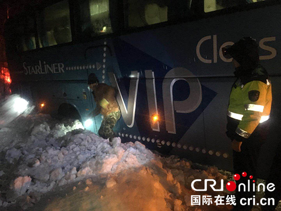 圖片默認標題_fororder_5502.吉林省森林公安交警支隊八家子大隊民警救援被困大客車。