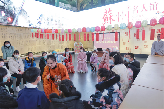 燈燭銀輝望月日 蘇州市名人館“花式”鬧元宵_fororder_現場體驗花枝令