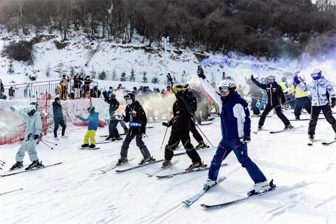 不止于滑雪 鳌山滑雪度假区让宝鸡市太白县人端起了“雪饭碗”_fororder_图片1