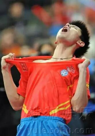 张继科撩上衣露碎花内裤 真相却让人心疼