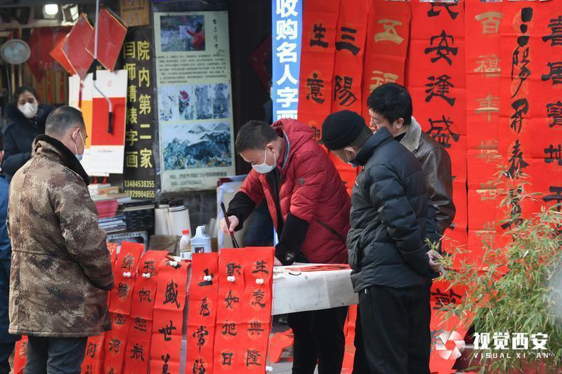 春联红 年味浓 书院门春联热销