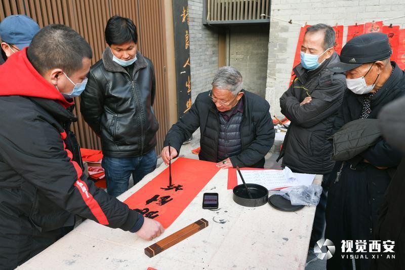 春联红 年味浓 书院门春联热销