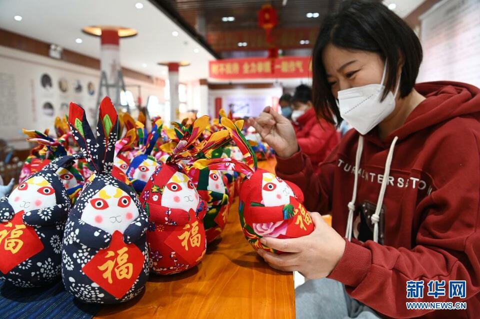 山东聊城：“兔年”生肖玩偶迎来生产旺季