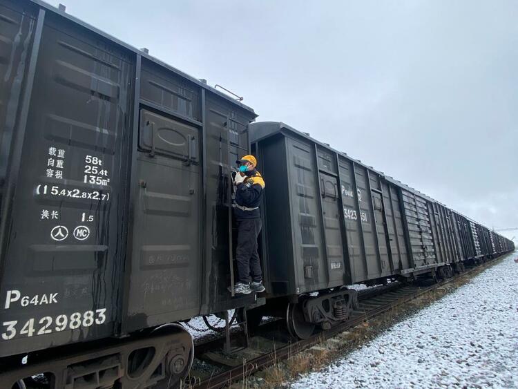 新春走基層丨奮戰藏北草原 呵護萬家溫暖——青藏鐵路那曲火車站調車組的平凡堅守