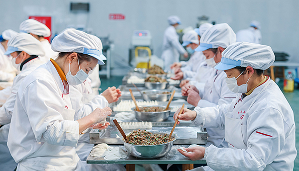 自贡荣县：冲刺“开门红” 干出“加速度”_fororder_3荣县平科食品公司生产加工车间（摄影-宋姿熠）