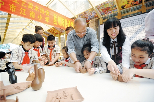 【焦点图】【八桂大地-南宁】【八桂大地】南宁市各中小学幼儿园举行形式多样的开学典礼