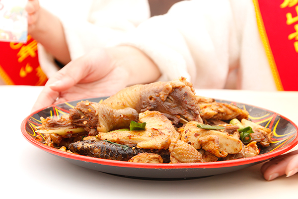 新春走基层 | 宜宾屏山县举行2023年庆元宵活动（组图）_fororder_菜品“彝家坨坨鸡”-摄影-何芳