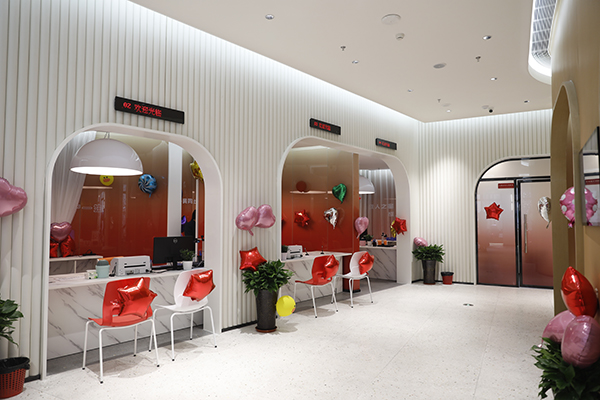 成都青羊：公园里“扯证”结婚 满满的幸福感_fororder_婚姻登记处+供图+成都青羊区委宣传部