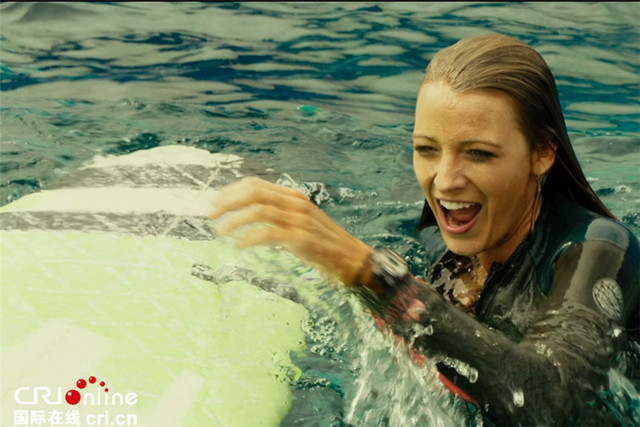 《鲨滩》片段惊现神秘生物 “绯闻女孩”身陷战栗汪洋