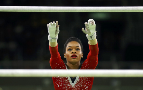 美國體操女將因奏國歌時手未放胸口被斥不愛國