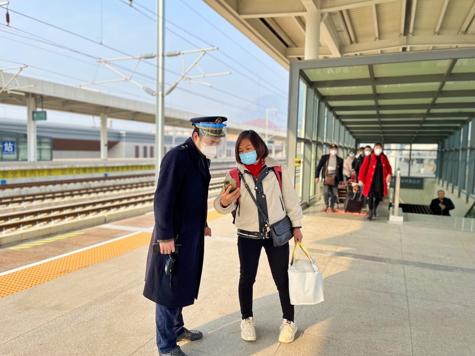 告别乘船再转火车 重庆巫山开出首趟返岗高铁直通车