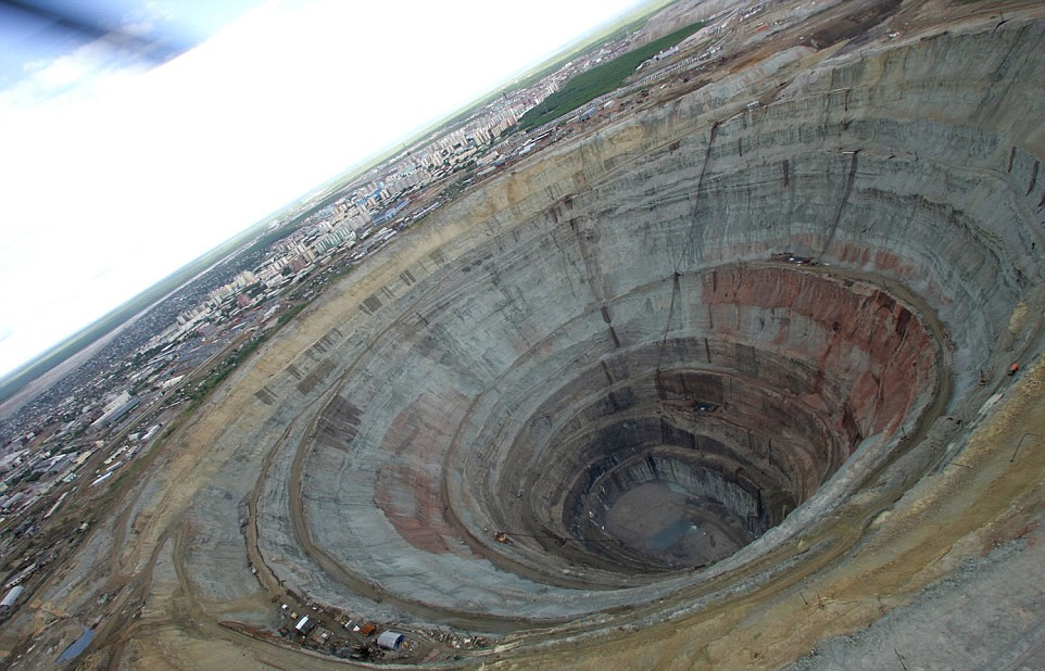 实拍俄远东庞大钻石矿坑 可产生涡旋吸入飞机(组图)